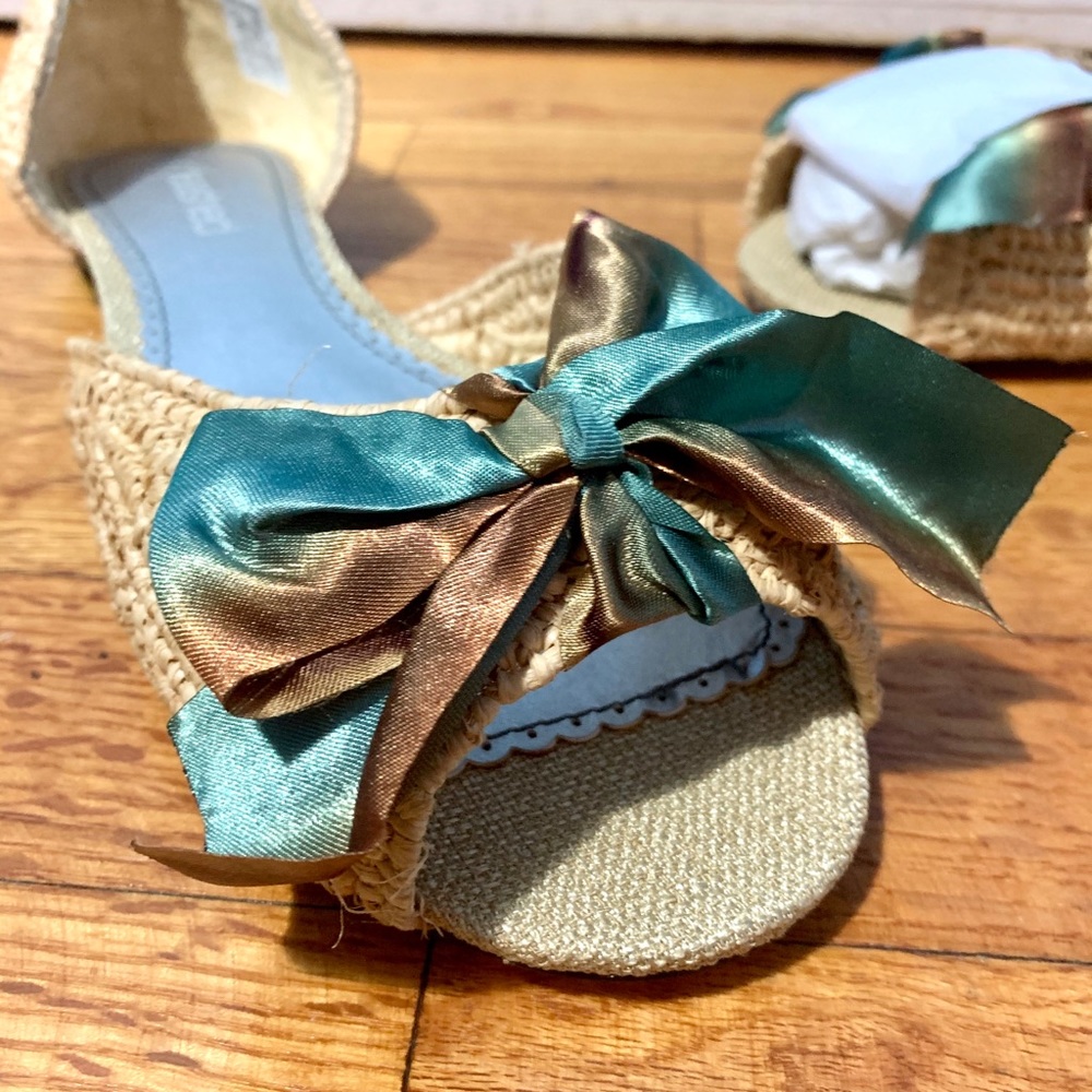 Unleashed straw d’ORSAY flats. NWOT.  With box